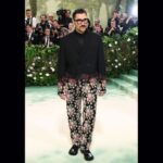 Dan Levy attends The 2024 Met Gala Celebrating "Sleeping Beauties: Reawakening Fashion" at The Metropolitan Museum of Art on May 06, 2024 in New York City. (Photo by Jamie McCarthy, Getty Images)